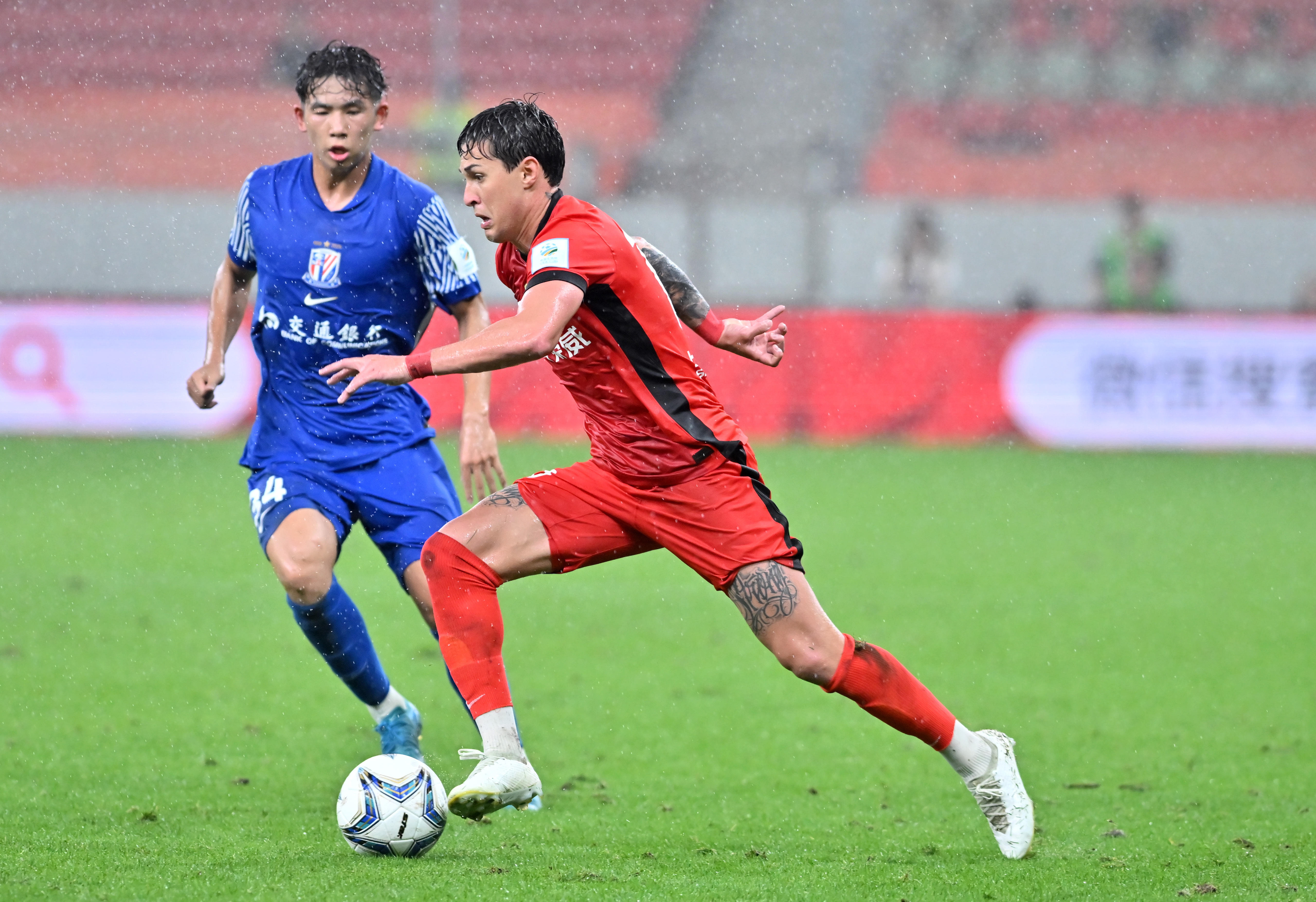 爱游戏官方网站-包含上海申花发布备战花絮，国际比赛日扳平良机，欧联任务艰巨，年轻球员得到机会的词条