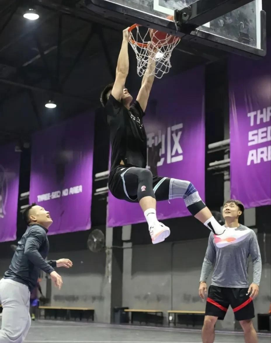 爱游戏官方网站-关于广东宏远训练开放日，冲刺阶段止住颓势引欢呼，CBA常规赛在即，训练强度明显提升的信息